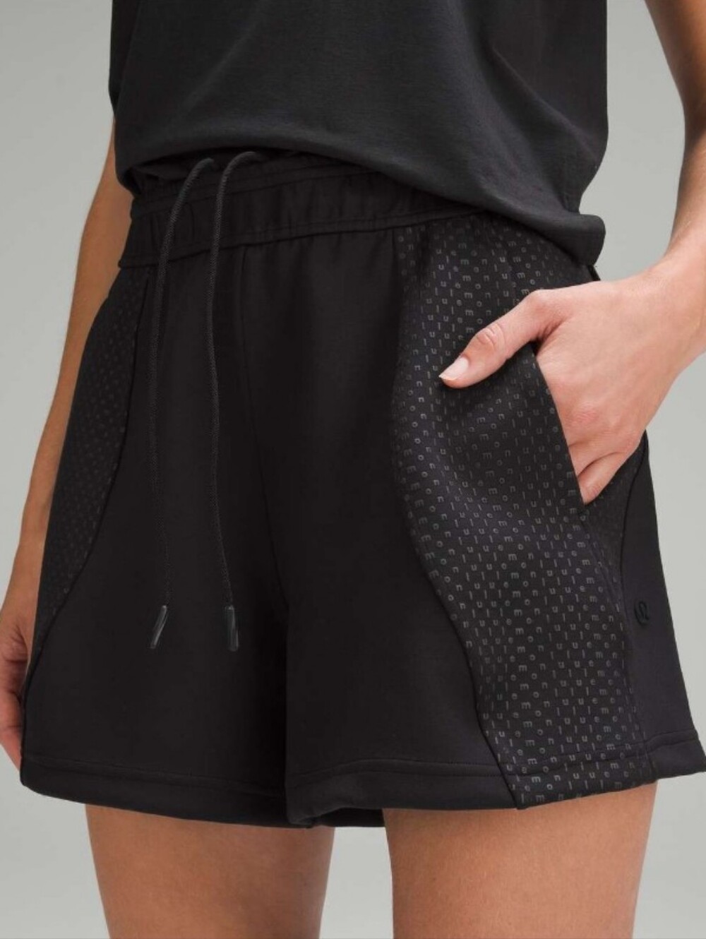 Lululemon Embossed Panel High-Rise Short 4"
Black XS